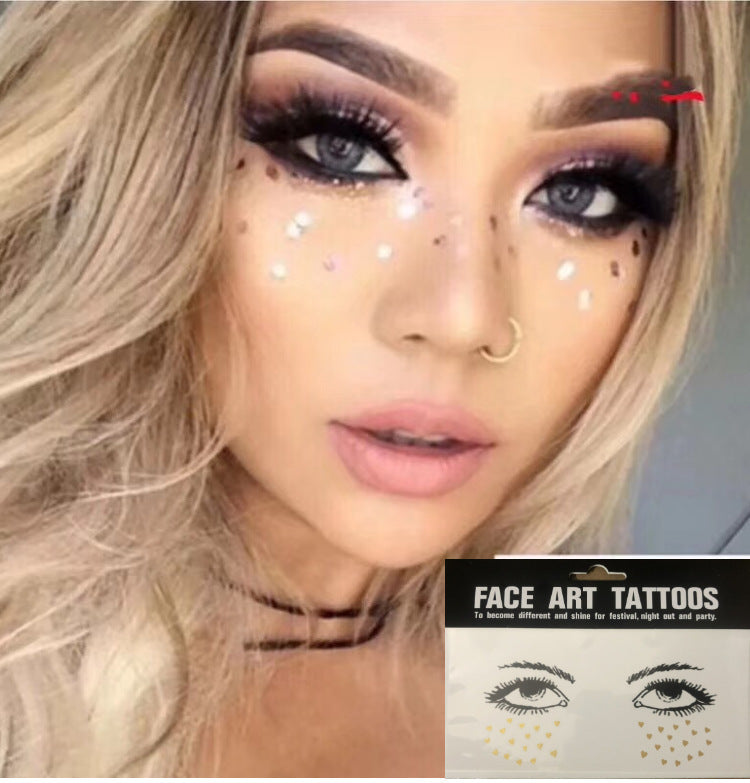 防水フェイスタトゥーステッカーを使用した女性の美しいメイクアップの写真